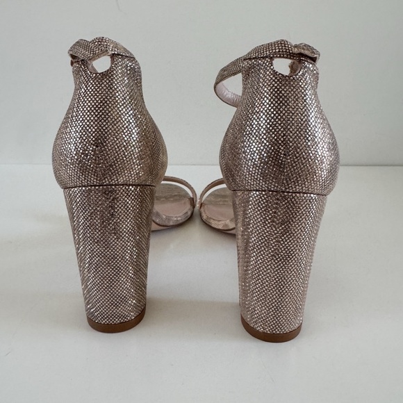 STUART WEITZMAN • Nearlynude Textured-Lamé Sandals In Oro - Picture 6 of 15